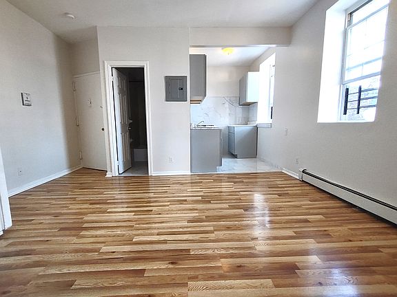 3rd image of 903 Glenmore Ave APT 2
