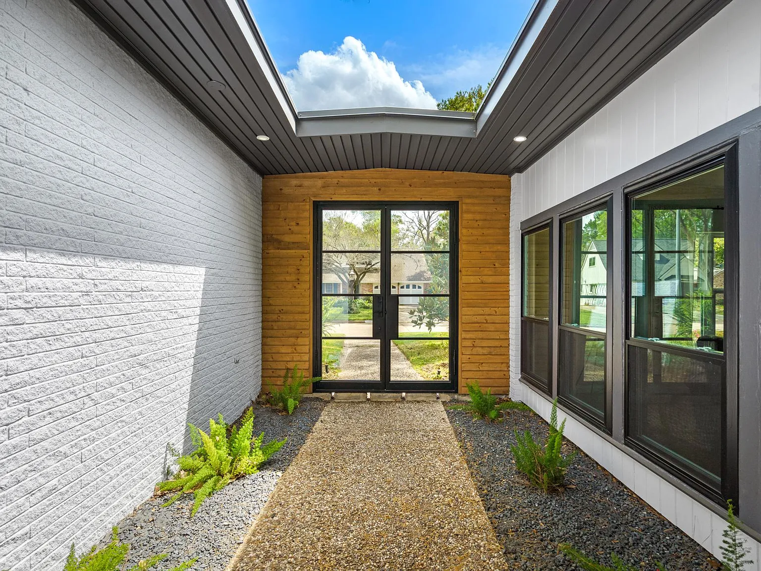 4 bed, 2305 sqft, $5,995 — Photo 3
