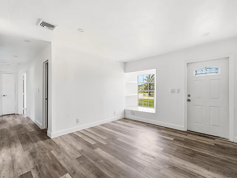 1060 SW 5th Ter — Photo 3
