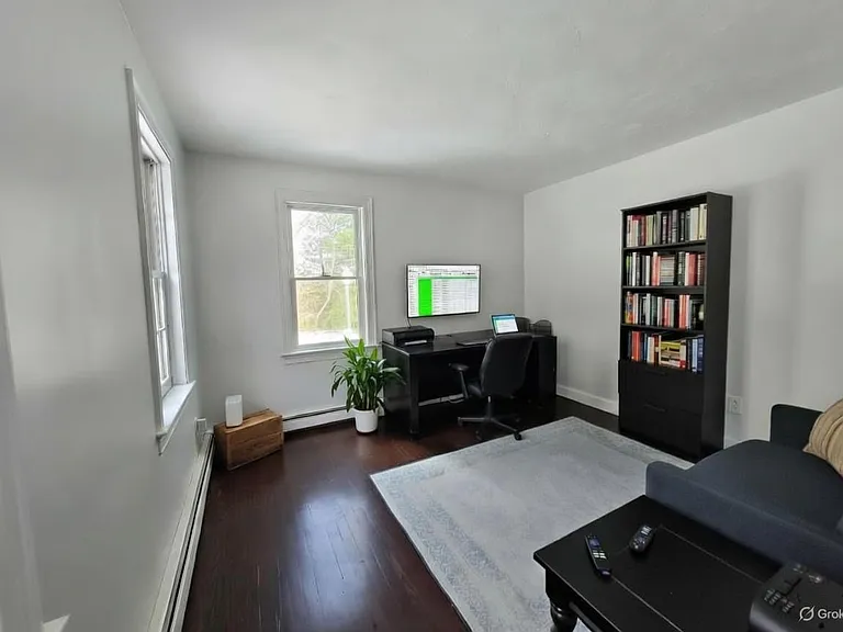 20 Hirsch Rd — Photo 8