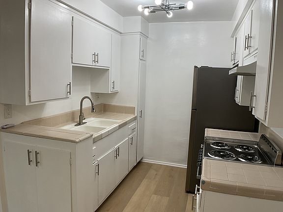 3rd image of 6561 Fulton Ave #5