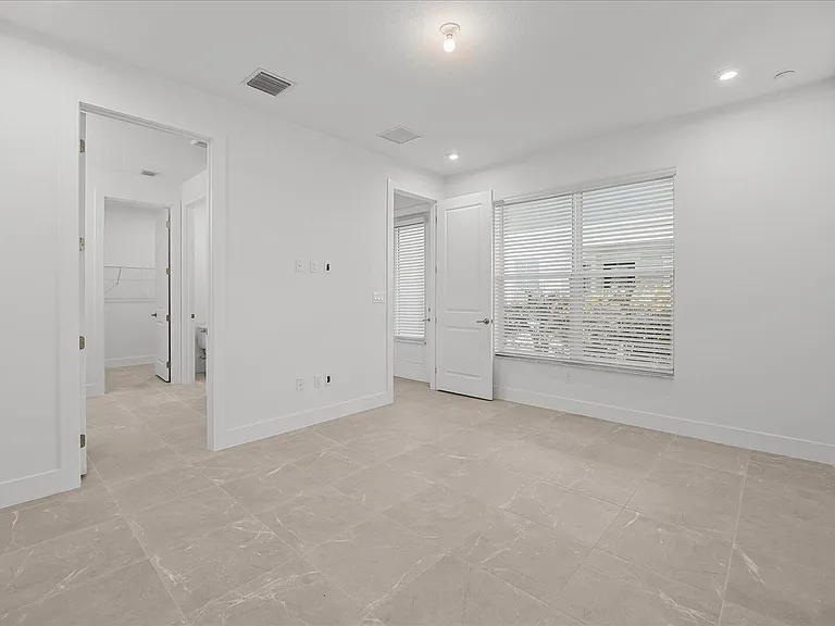890 SW Newfield Pkwy — Photo 20