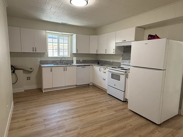 Kitchen and laundry (hookups)