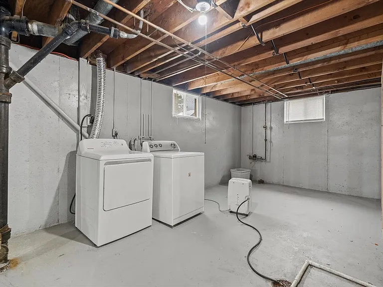 840 E 82nd St — Photo 24