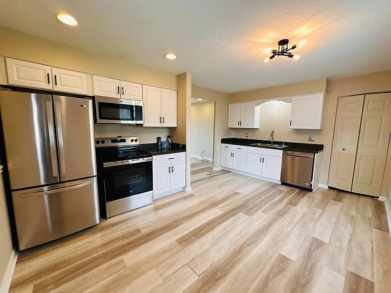 225 Joy Ave — Photo 9