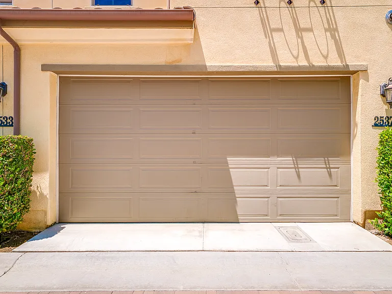 2533 Almeria Ln — Photo 22