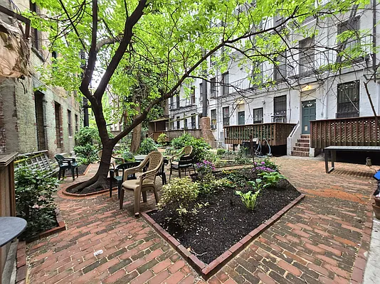 Rented by Plaza Real Estate Group | media 26