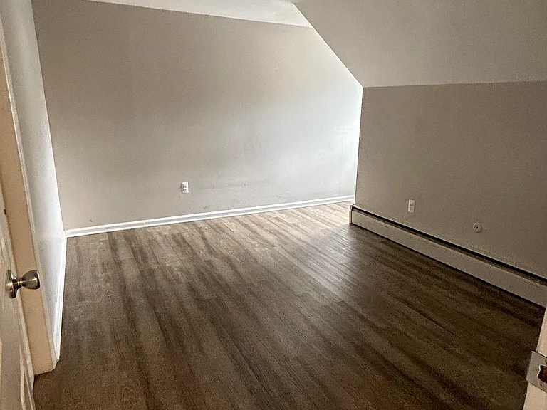 1st Bedroom w/ Closet