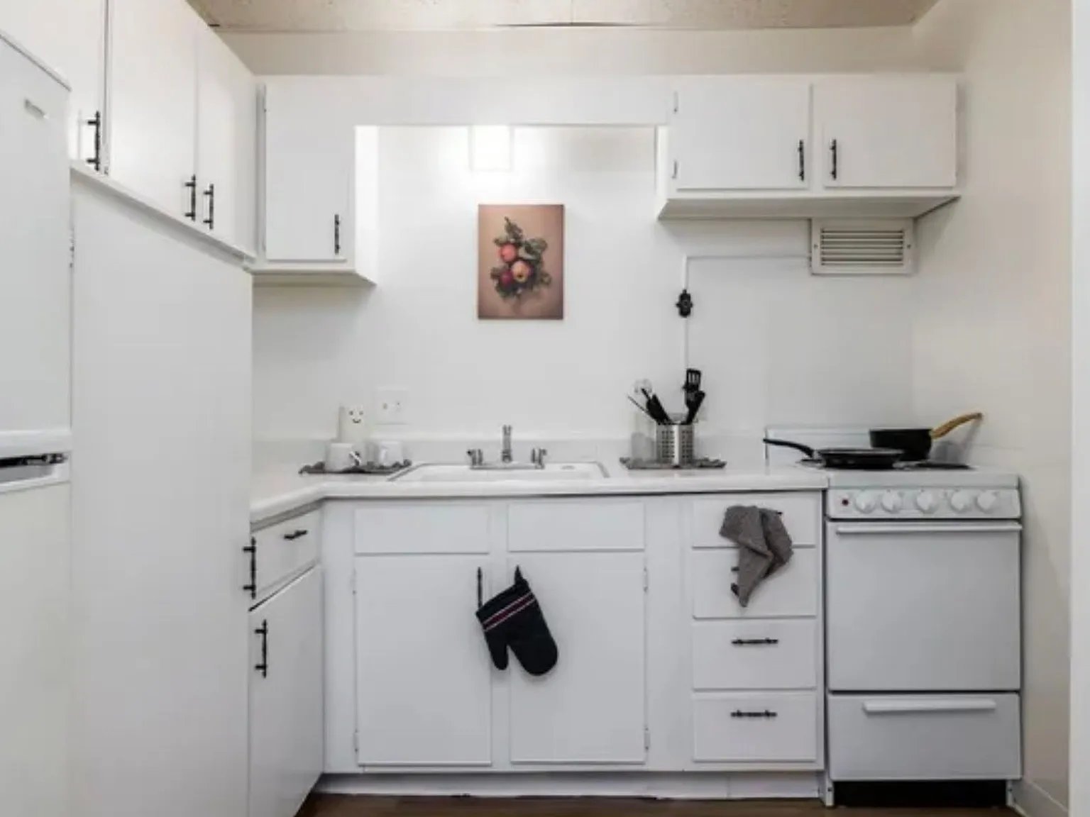 Riverview Apartments — Photo 1