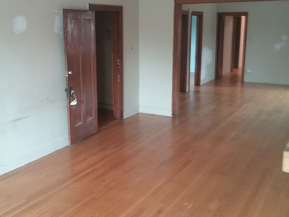 Spacious Living/dining area
