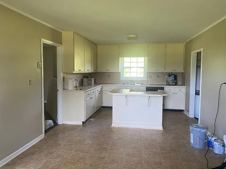 727 N Pomona Rd — Photo 2