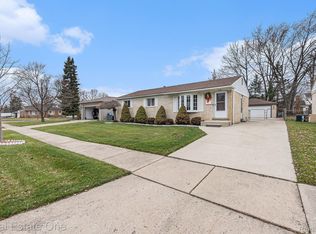 2261 Paris Dr, Troy, MI