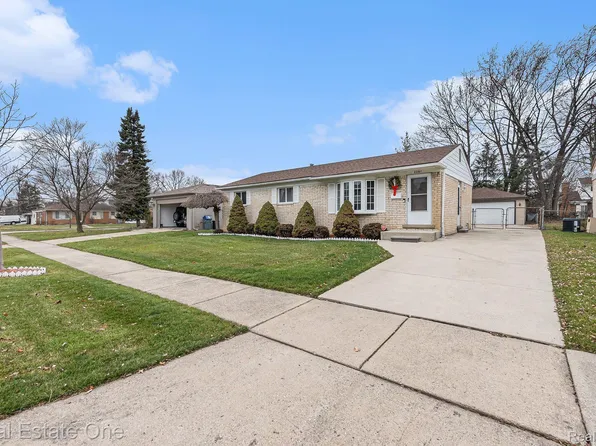 2261 Paris Dr, Troy, MI 48083