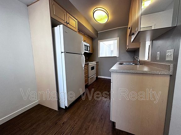 3rd image of 700 Elliot Ave Unit 4