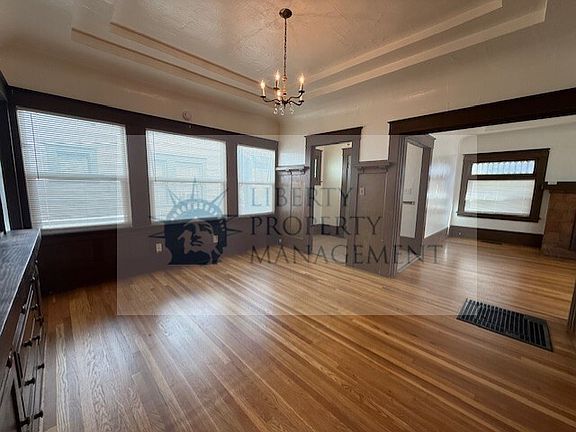 4th image of 115 W Maple St