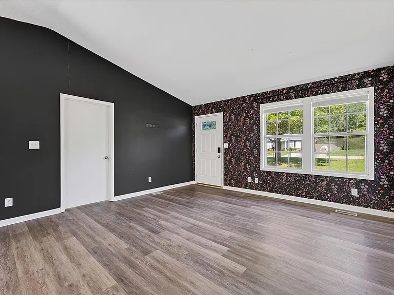 727 Acorn Dr — Photo 6