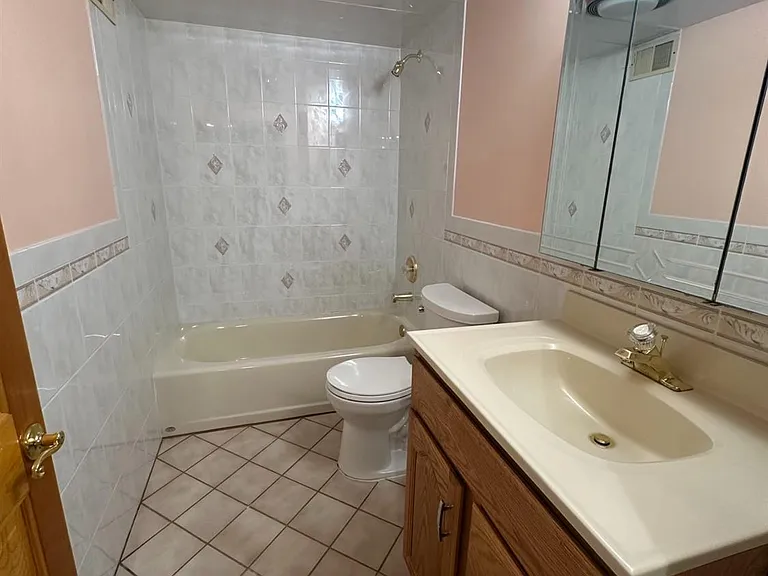 183 E Henry Pl — Photo 10
