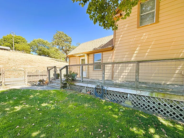 402 Ormsby Ln — Photo 2