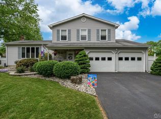 3 Hoffman Dr, Hamilton, NJ 08690