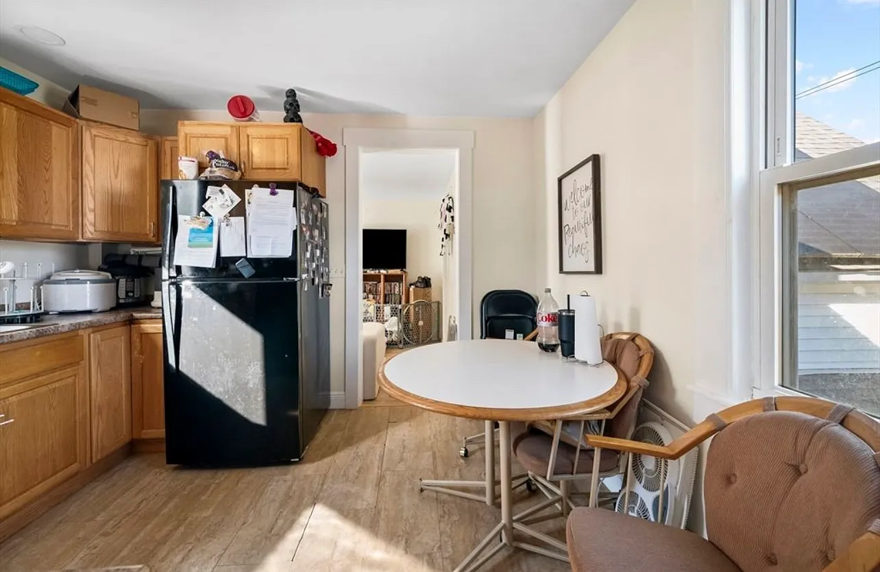 3 bed, 1200 sqft, $2,100 — Photo 2