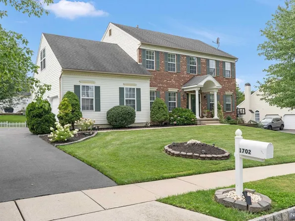 1702 Washington Valley Dr, Stewartsville, NJ 08886