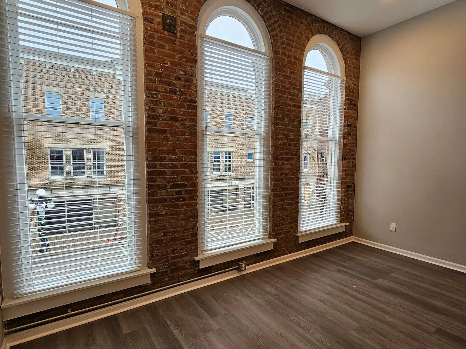 1 bed, 977 sqft, $1,575 — Photo 3