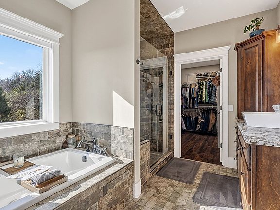 32nd image of 3001 Tulip Ln