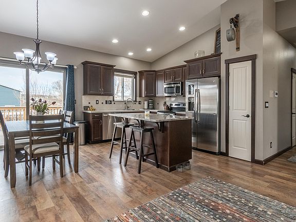 4th image of 2211 Country Oak Dr