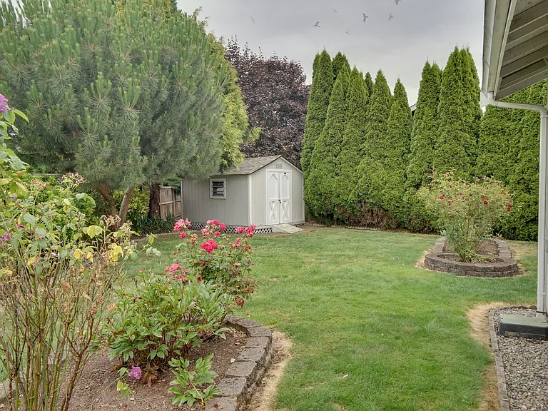 1910 Court — Photo 16