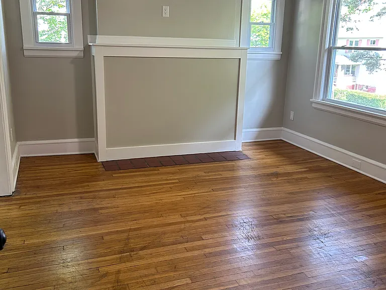 17416 Woodford Ave — Photo 4