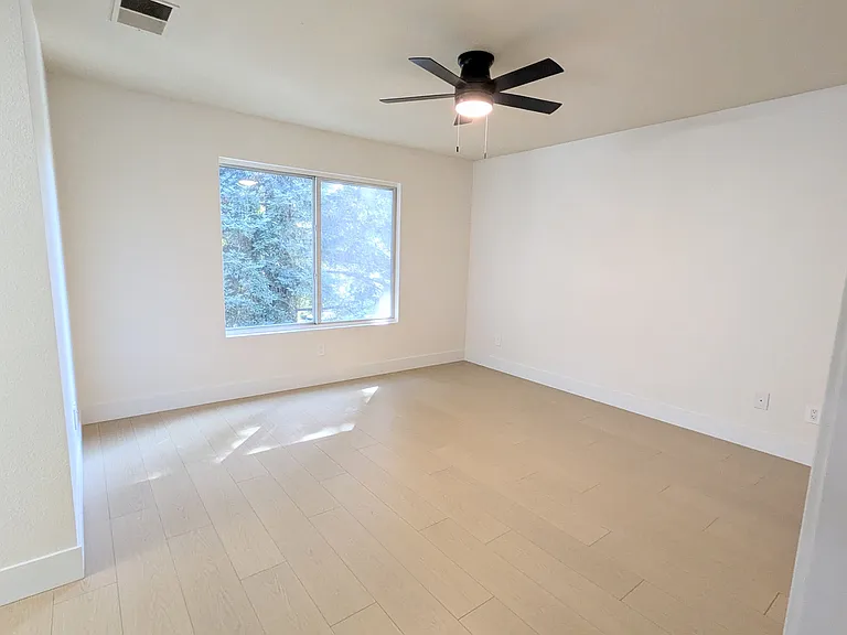 604 Pemberton Ln — Photo 9