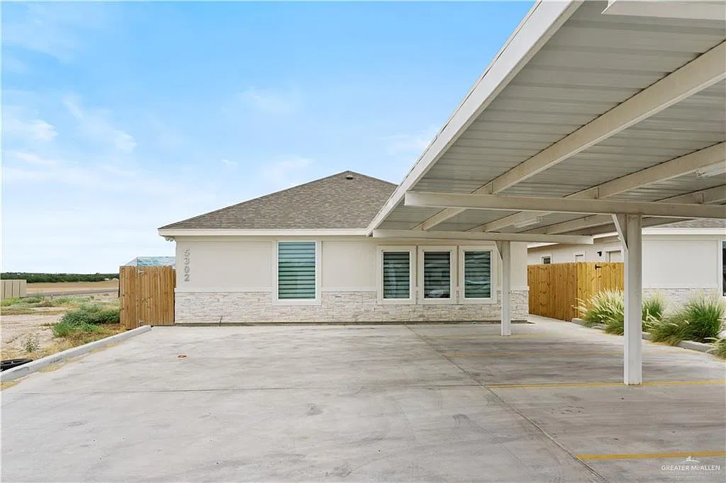 2 bed, 1.0 bath, 2485 sqft, $1,600 — Photo 2