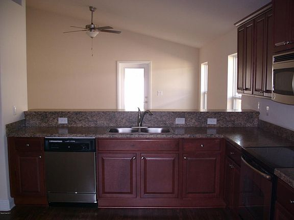 3rd image of 562 Hollow Glen Dr