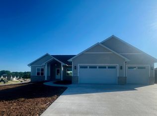 1669 Sweetbriar Way, Green Bay, WI 54311