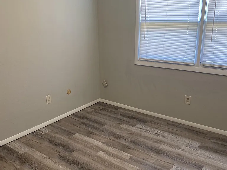 705 Hollycrest Dr #4 — Photo 5