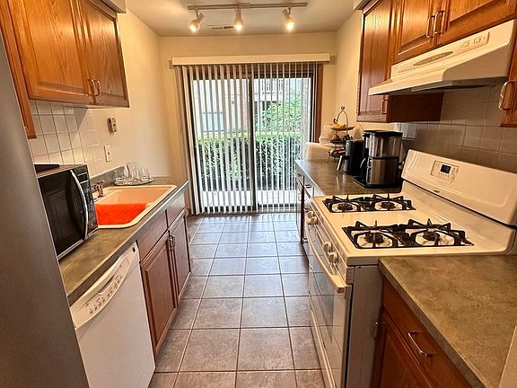 4th image of 29W384 Emerald Green Dr #31C