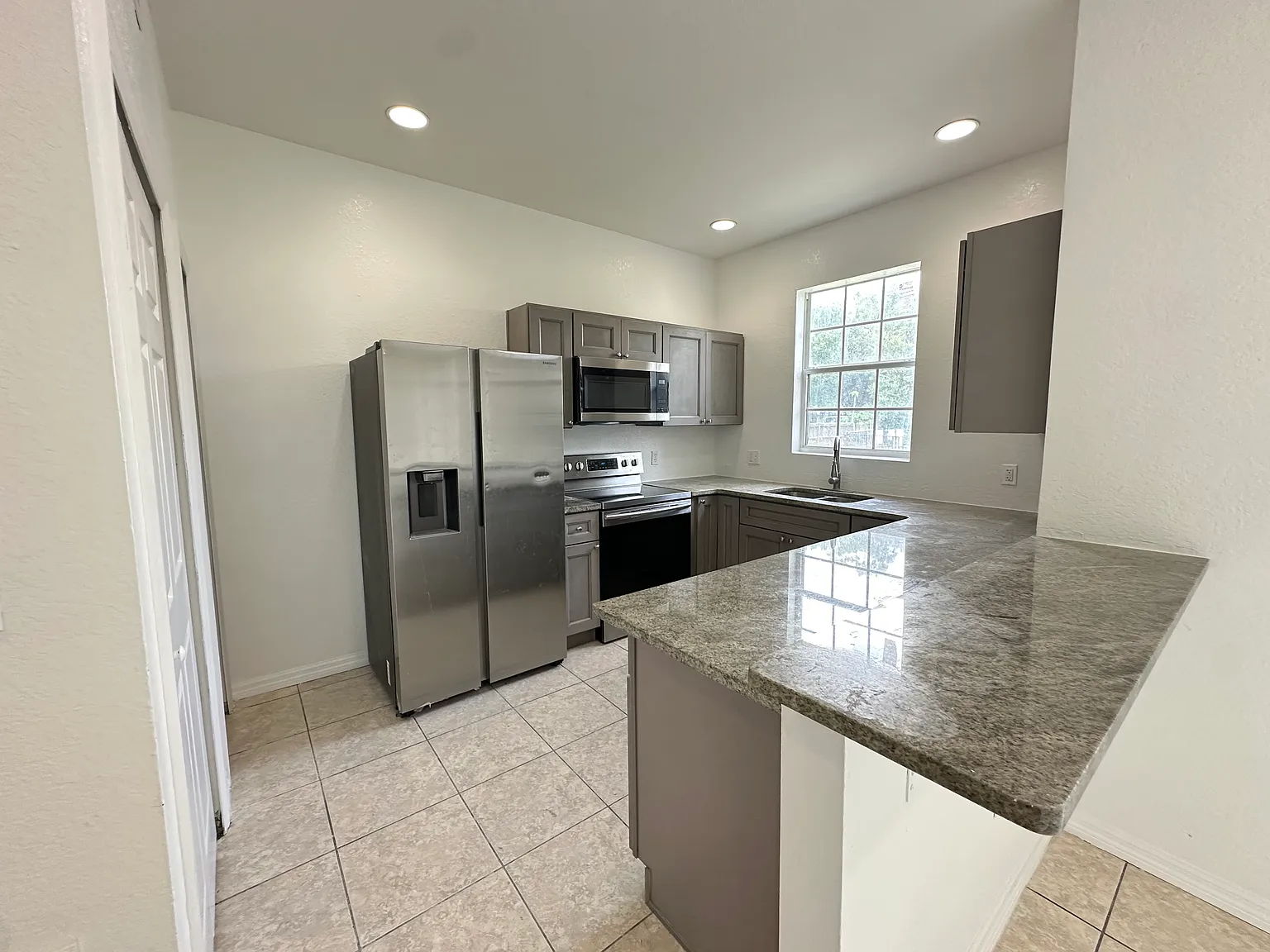 3 bed, 2.5 bath, 1330 sqft, $1,750 — Photo 2