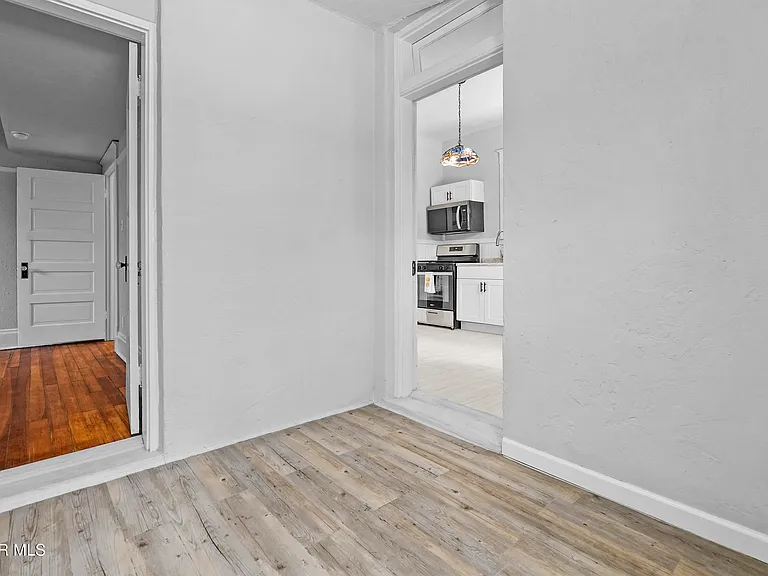 305 E River Ave — Photo 40