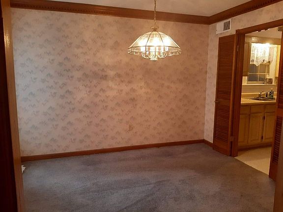 3rd image of 2021 Hampton Hill Dr