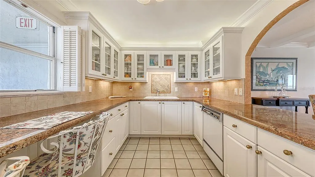 2 bed, 2.0 bath, 1380 sqft, $4,000 — Photo 3