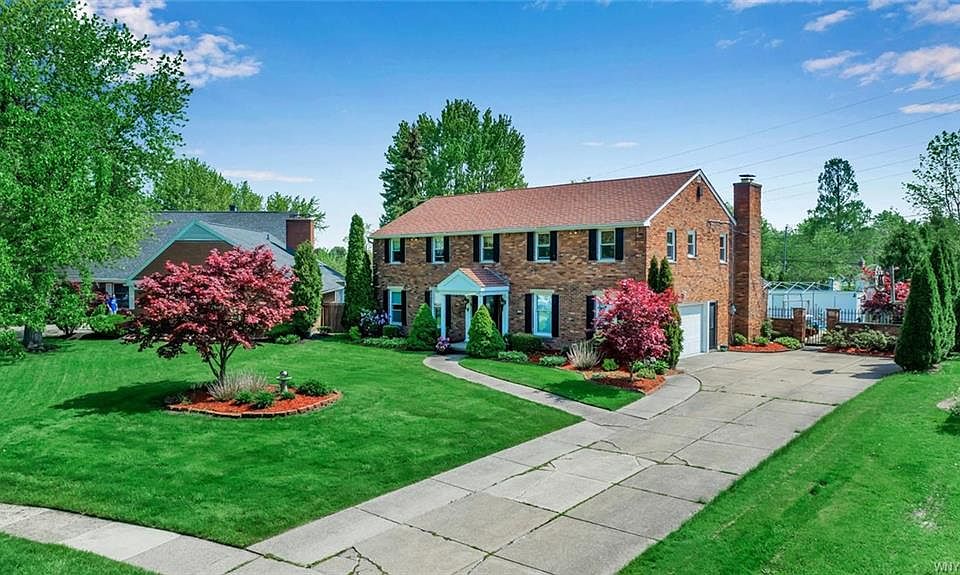 1st image of 126 Carriage Cir
