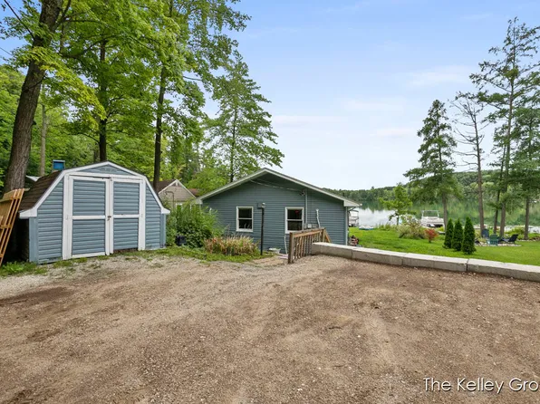 800 Kimberly Dr NE, Sparta, MI 49345