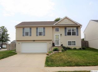 16003 Greenleaf St, Omaha, NE 68136