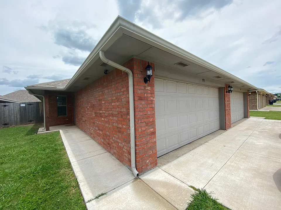 793 SW 13th St