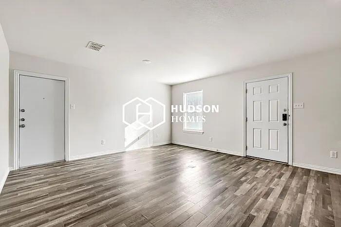 3 bed, 1.0 bath, 838 sqft, $985 — Photo 4