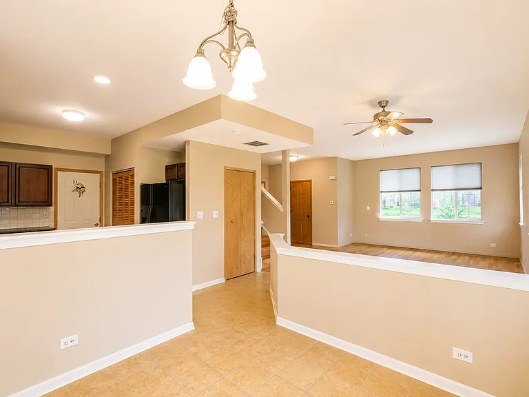 1858 S Hamlin Ln — Photo 7