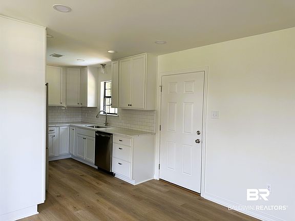 4th image of 701 McRae St