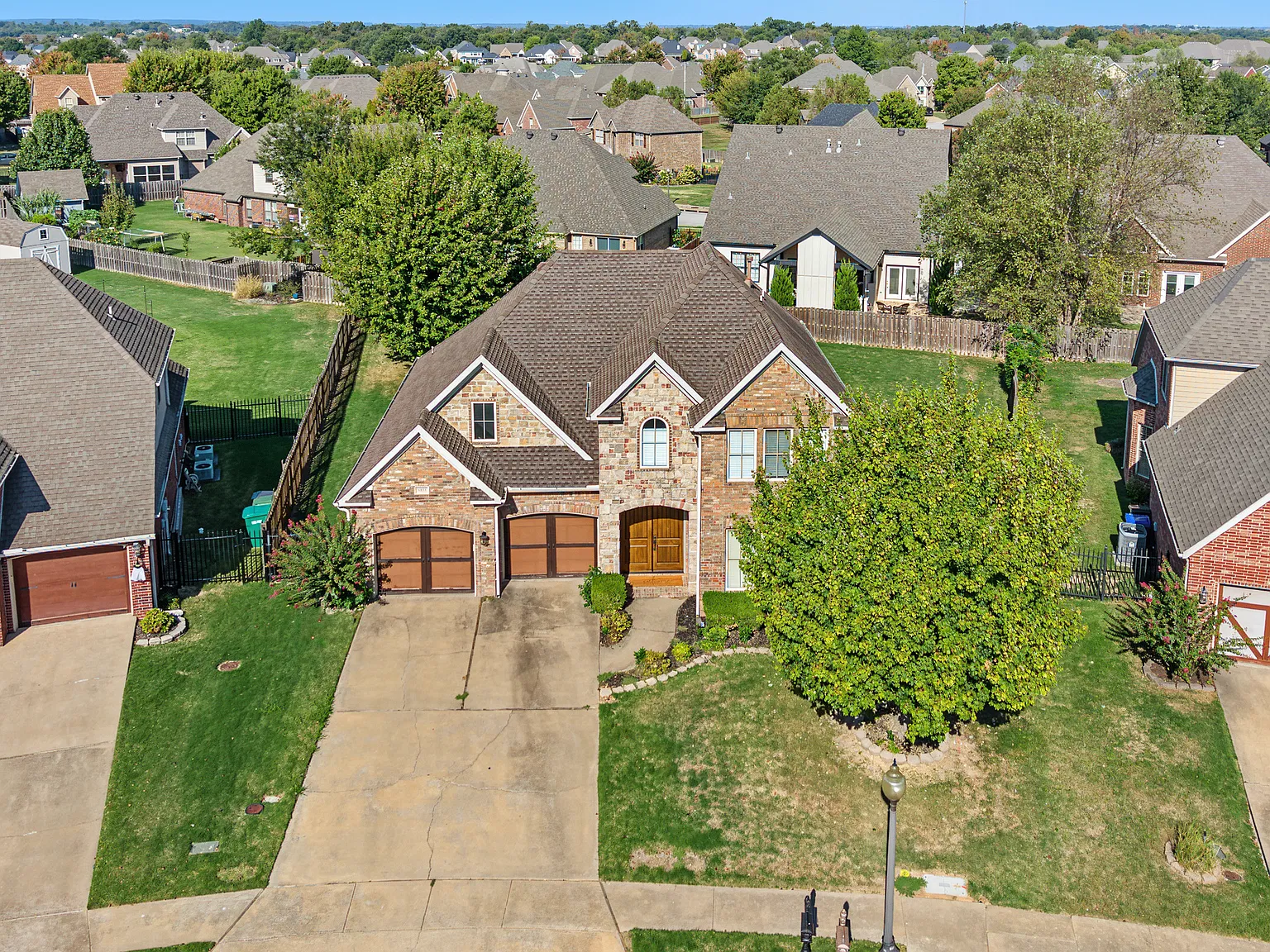 4 bed, 2.5 bath, 2700 sqft, $3,000 — Photo 2