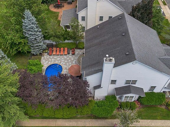 5th image of 114 Forster Pl