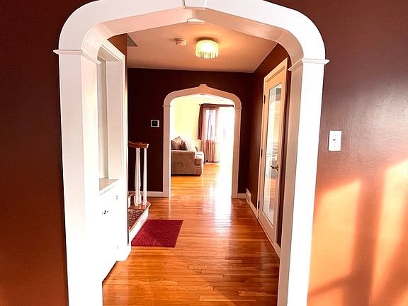 5th image of 22 Berkshire St